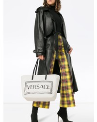 Бело-черная большая сумка из плотной ткани с принтом от Versace