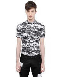Бело-черная рубашка с коротким рукавом с геометрическим рисунком