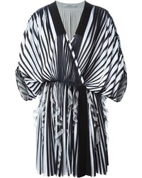 Бело-черное кимоно в вертикальную полоску