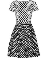 Бело-черное коктейльное платье в горошек от Oscar de la Renta