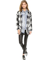 Женское бело-черное пальто в клетку