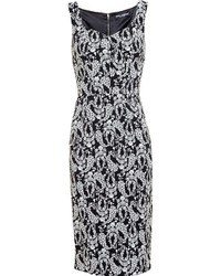 Бело-черное платье-футляр с цветочным принтом от Dolce & Gabbana