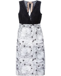 Бело-черное платье-футляр с цветочным принтом от No.21