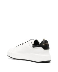 Мужские бело-черные кожаные низкие кеды от Officine Creative