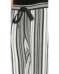 Женские бело-черные пижамные штаны в вертикальную полоску от L'Agence