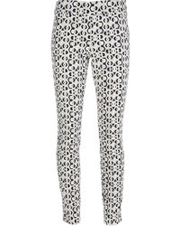 Бело-черные узкие брюки с геометрическим рисунком от Diane von Furstenberg