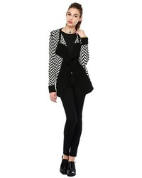 Бело-черный кардиган с узором зигзаг