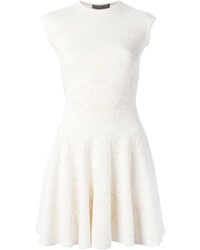 Белое кружевное коктейльное платье от Alexander McQueen