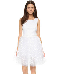 Белое кружевное коктейльное платье
