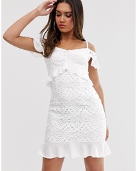 Белое кружевное облегающее платье с рюшами от Love Triangle