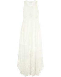 Белое кружевное платье с вышивкой