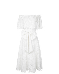 Белое кружевное платье с открытыми плечами от Bambah