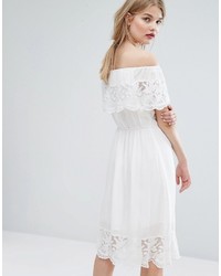 Белое кружевное платье с открытыми плечами от Vila
