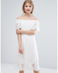 Белое кружевное платье с открытыми плечами от Vila