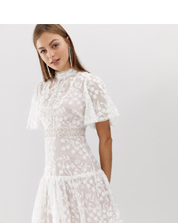 Белое кружевное платье с плиссированной юбкой от Forever New