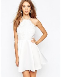 Белое кружевное платье с плиссированной юбкой от Missguided