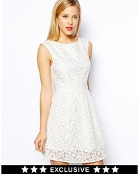 Белое кружевное платье с плиссированной юбкой от Oasis