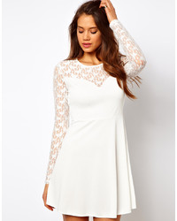 Белое кружевное платье с плиссированной юбкой от True Decadence