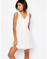 Белое кружевное платье с плиссированной юбкой от Vero Moda