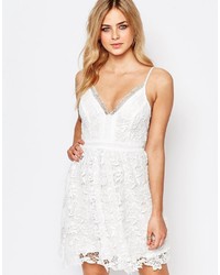 Белое кружевное платье с плиссированной юбкой