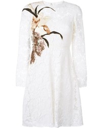 Белое кружевное платье с принтом