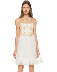 Белое кружевное платье с пышной юбкой от Marchesa