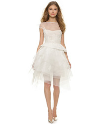 Белое кружевное платье с пышной юбкой от Monique Lhuillier