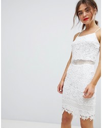 Белое кружевное платье-футляр от Parisian