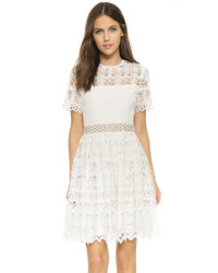 Белое кружевное платье от Alexis