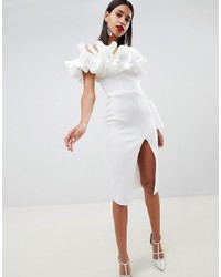 Белое облегающее платье с рюшами