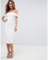 Белое облегающее платье с украшением