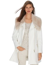 Белое пальто с меховым воротником