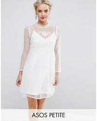 Белое платье в сеточку с вышивкой
