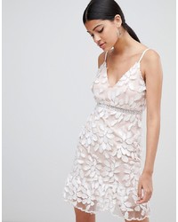 Белое платье прямого кроя с вышивкой от Love Triangle