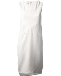 Белое платье прямого кроя с рельефным рисунком от Narciso Rodriguez