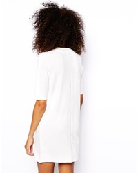 Белое платье прямого кроя с рельефным рисунком от Vero Moda