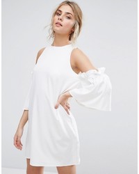 Белое платье прямого кроя с рюшами от Boohoo
