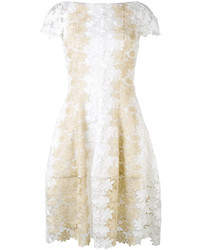 Белое платье с вышивкой от Talbot Runhof