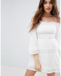 Белое платье с открытыми плечами крючком