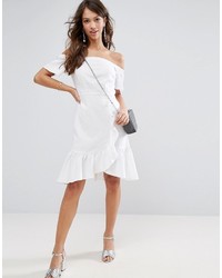 Белое платье с открытыми плечами с рюшами от Asos