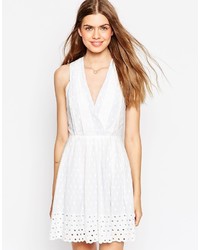 Белое платье с плиссированной юбкой с люверсами от Greylin