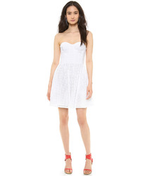 Белое платье с плиссированной юбкой с люверсами от Juicy Couture