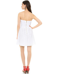 Белое платье с плиссированной юбкой с люверсами от Juicy Couture