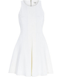 Белое платье с плиссированной юбкой с рельефным рисунком