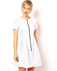 Белое платье с плиссированной юбкой с рельефным рисунком от Asos
