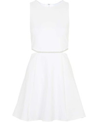 Белое платье с плиссированной юбкой с украшением