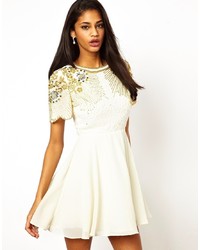 Белое платье с плиссированной юбкой с украшением от Virgos Lounge