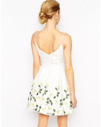 Белое платье с плиссированной юбкой с цветочным принтом