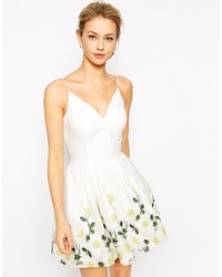 Белое платье с плиссированной юбкой с цветочным принтом