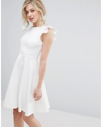Белое платье с плиссированной юбкой от Club L